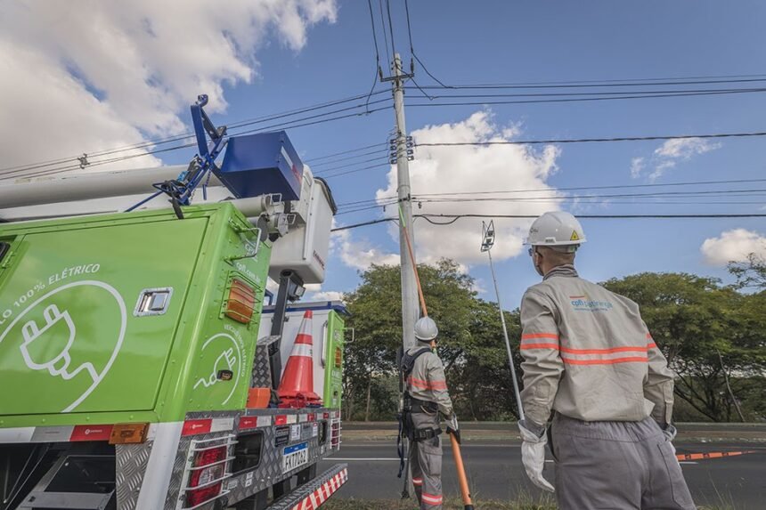 Funcionários da CPFL fazem manutenção na rede elétrica — Foto: Divulgação