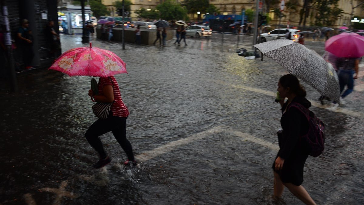 Chuvas e tempestades devem atingir o país até o Natal; veja a previsão