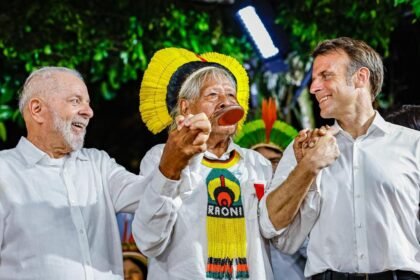 Ao lado de Macron, cacique Raoni pede a Lula que não aprove construção da Ferrogrão