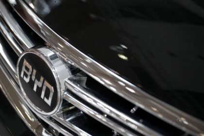 BYD expande lucro e ultrapassa Tesla como maior vendedora de veículos elétricos