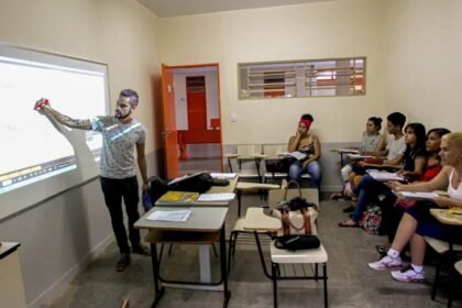 Professor ministra aula em turma do ensino médio — Foto: Joel Rodrigues/Agência Brasil