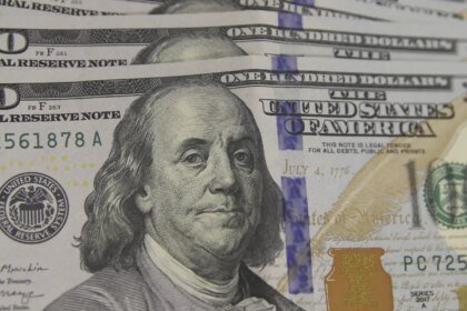 Dólar aproxima-se de R$ 5 com dados econômicos no Brasil e nos EUA