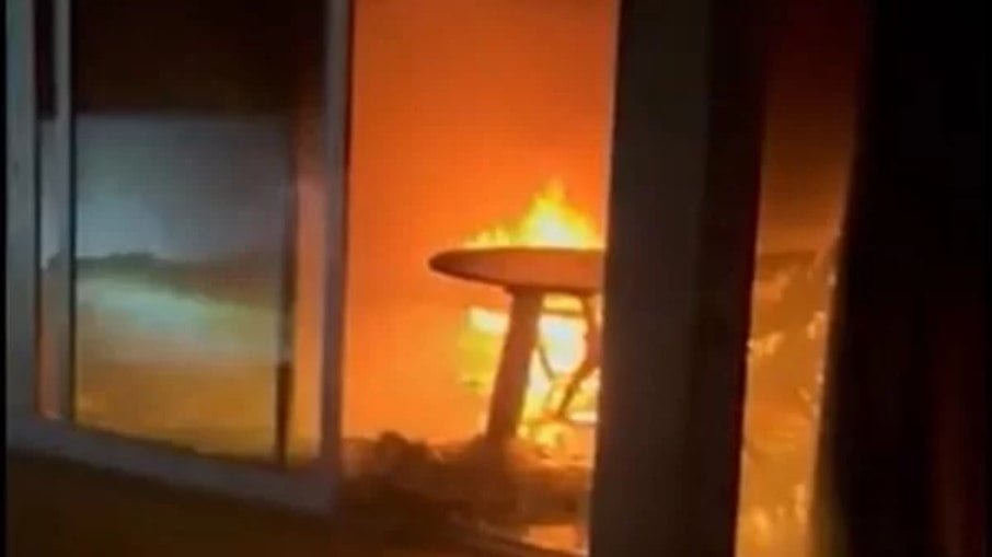 Casa de Rueda é incendiada