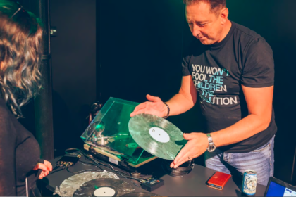 Startup cria disco de vinil todo feito de plantas – e ele toca música igual