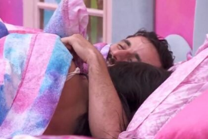 No BBB24, Matteus e Isabelle movimentam o edredom: ''Casal lindo''