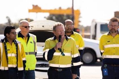 “Lançamos a pedra fundamental do que será um novo e enorme setor industrial na Austrália, criando o potencial para milhares de novos empregos em energia verde”, disse o presidente executivo e fundador da Fortescue, Andrew Forrest — Foto: Divulgação/Fortescue