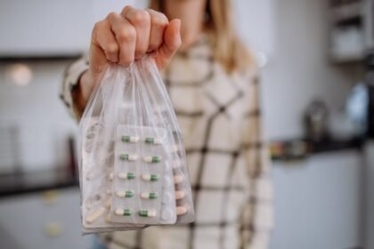 Medicamentos vencidos ou não utilizados devem ser levados até pontos de coleta para receber o tratamento adequado. Jogá-los no lixo comum representa um risco à saúde do planeta e das pessoas.