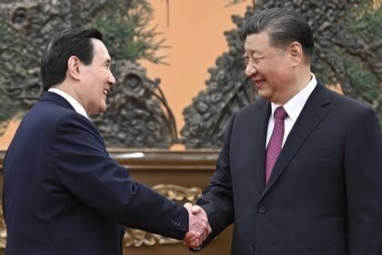 Xi recebe ex-líder taiwanês e fala em ‘reunificação’ — Foto: Ju Peng/Xinhua via AP