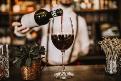 Barmen servindo vinho tinto