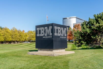 Todos os cursos são da IBM e oferecem certificados; plataforma já beneficiou cerca de 2 milhões de pessoas em todo o Brasil