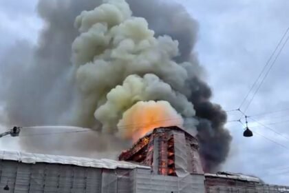 Incêndio atinge antiga bolsa de valores da Dinamarca