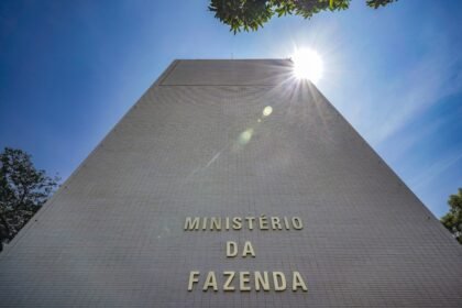 Ipea estima superávit primário de R$ 1,3 bi para contas do governo central em março | Brasil