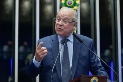 José Dirceu volta ao Congresso depois de 19 anos e faz discurso de apoio à democracia