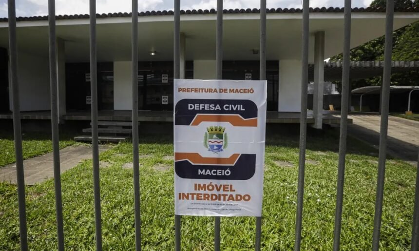 O Hospital Escola Portugal Ramalho, instituição pública e que promove atendimentos psicossociais, está interditado pois foi afetado pelo afundamento do solo em decorrência da exploração do sal-gema pela Braskem, em Maceió — Foto: Joédson Alves/Agência Brasil