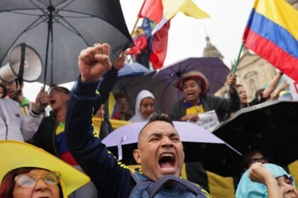 Milhares de colombianos protestam contra reformas econômicas e sociais