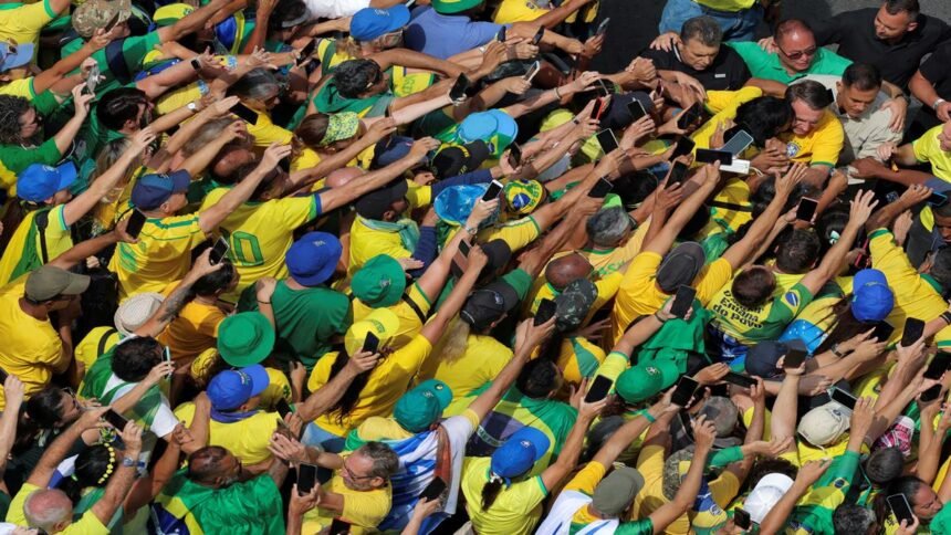 Musk, 8 de janeiro e eleições: Bolsonaro reúne apoiadores em ato em Copacabana