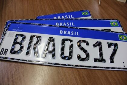 Placas de veículos poderão voltar a exibir cidade e estado; entenda