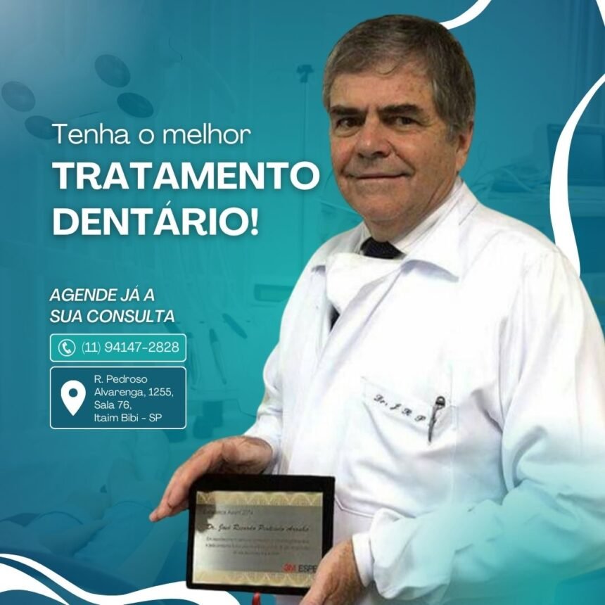 Dr. José Ricardo Penteado Aranha segurando uma placa de reconhecimento com a legenda '47 anos de experiência' e informações de contato e endereço de sua clínica em Itaim Bibi, SP.