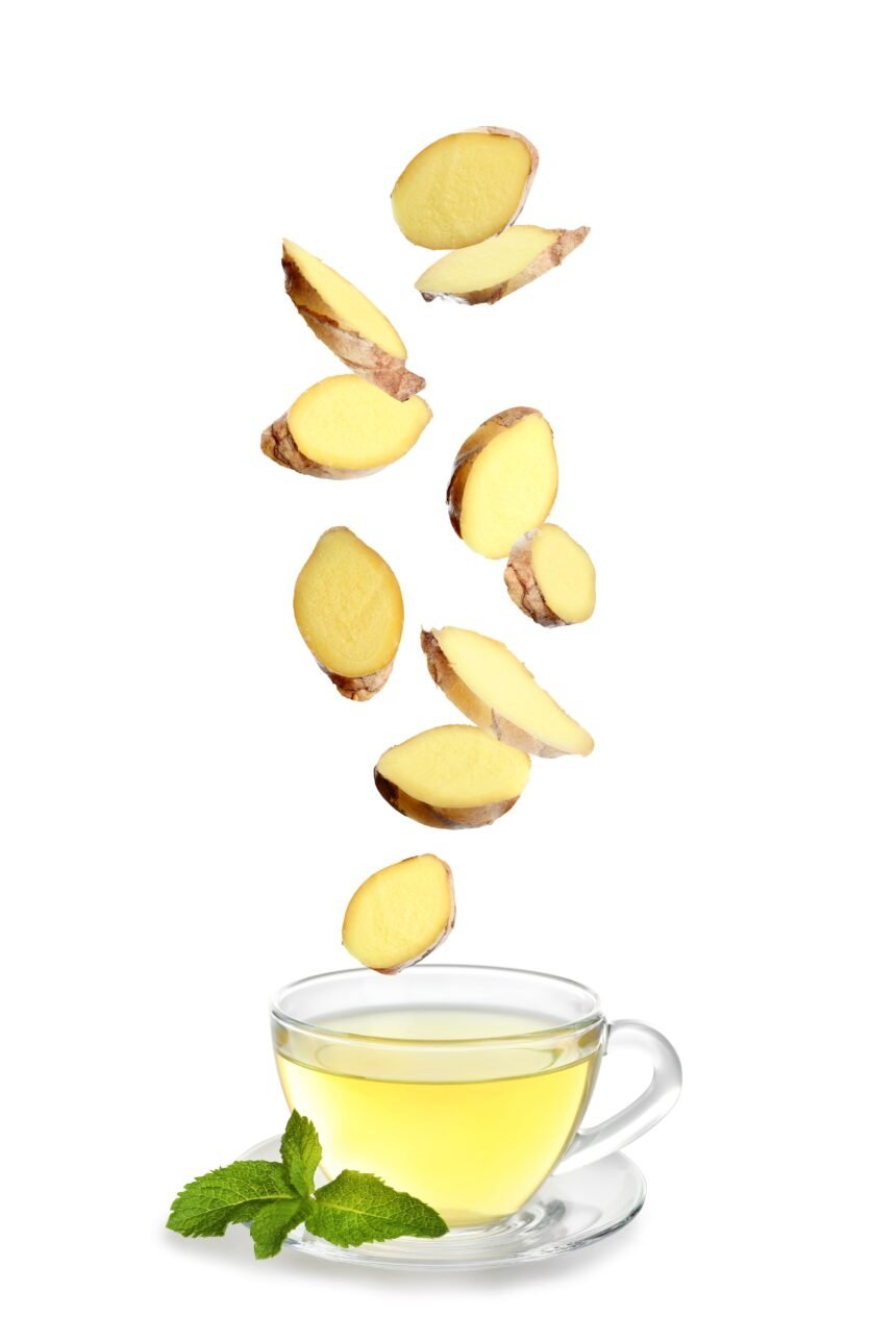 Webstory - chá de gengibre NAO UTLIZAR APOS A DATA  DA PUBLICAÇÂO  EM CASO DE DUVIDA FALAR COM A FOTOGRAFIA Fresh sliced ginger falling into glass cup of tea on white background *** Local Caption *** Fresh sliced ginger falling into glass cup of tea on white background