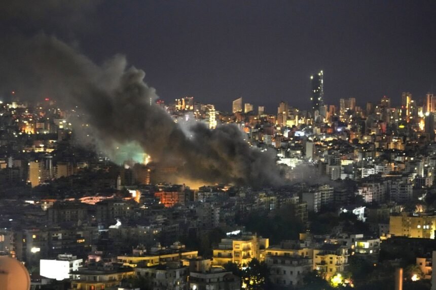 Fumaça sobe dos ataques aéreos israelenses em Beirute, Líbano — Foto: Foto AP/Hussein Malla