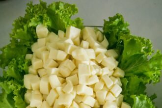 (Nao usar após 30/09/2024. Consulte Fotografia) - Buffet para casamento simples, queijo mussarela em cubos. Foto: Cleisson/Adobe Stock