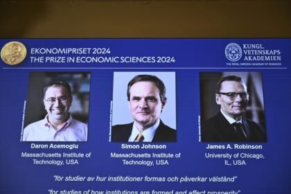 Aqui está a tradução:  **Nobel de Economia** - O prêmio memorial Nobel de economia foi concedido a Daron Acemoglu, Simon Johnson e James A. Robinson durante uma coletiva de imprensa na Academia Real Sueca de Ciências, em Estocolmo, Suécia. — Foto: Christine Olsson/AP