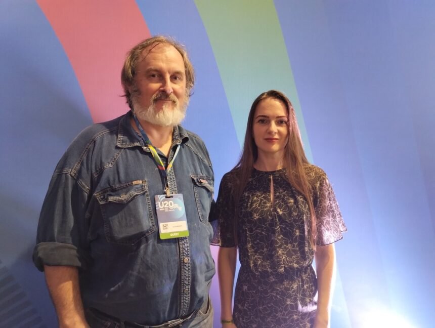 A ucraniana Oleksandra Matviichuk e o russo Alexandr Cherkasov, líderes de organizações que receberam o Nobel da Paz, participam do G20 Social, no Rio — Foto: Paula Martini