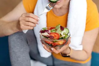 O que comer (e o que evitar) para preservar os músculos e envelhecer bem